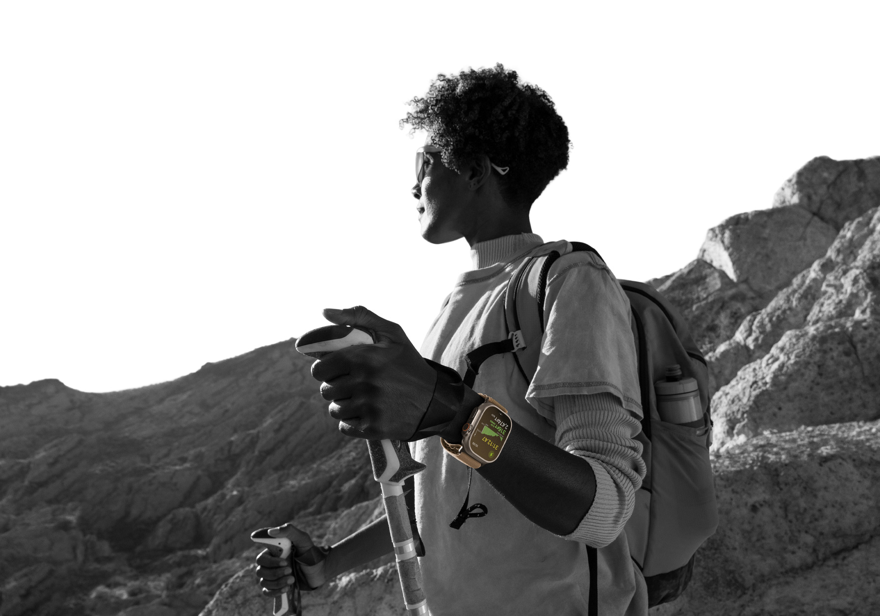 Pessoa em trilha usando Apple Watch Ultra 4, tela mostrando métricas de elevação